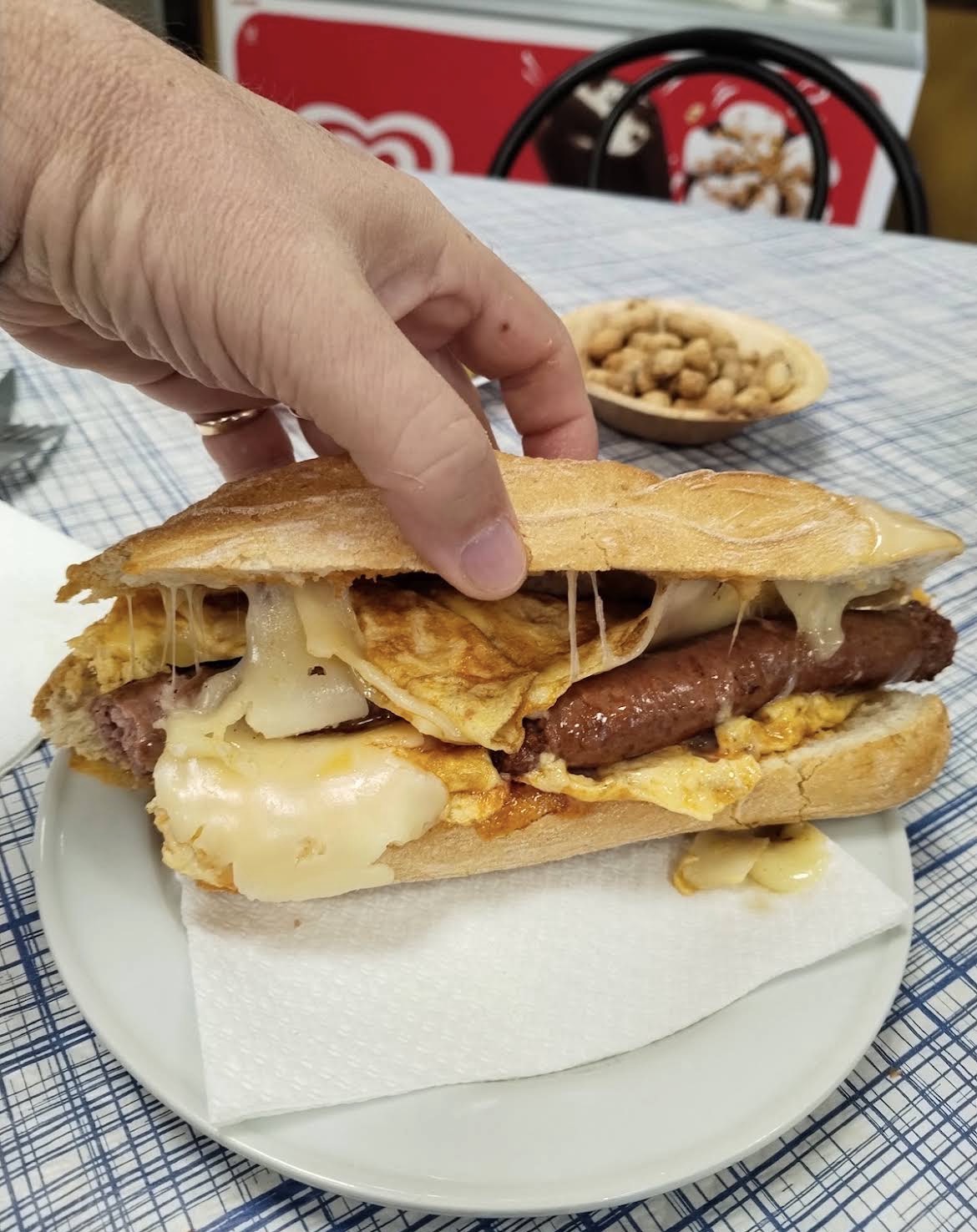 Bocadillo Marededeu con tortilla, queso fundido y longaniza